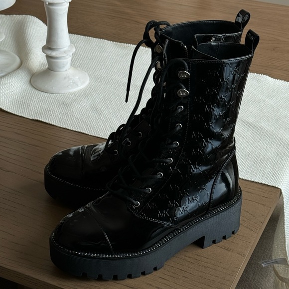 Michael Kors Bryce Platform
Combat Boot, perfect condition - Picture 2 of 5